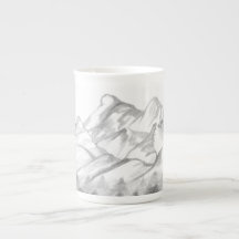 Bergtoppen geschetst met potlood op Latte mok