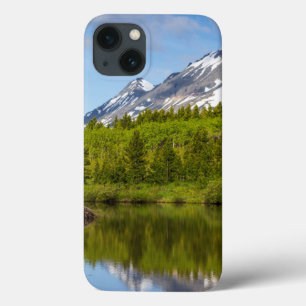 Bergtoppen weerspiegelen in een bevervijver iPhone 13 hoesje