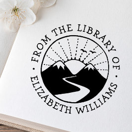 Bergzonsopgang vanuit de bibliotheek van boek voeg  zelfinktende stempel