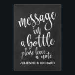 Bericht in een gebarentaal op een bottelbaar bord kaart<br><div class="desc">Een elegant teken van de snijrand bruiloft, kenmerkt de tekst "Bericht in een fles gelieve een nota"in een uitgewalste manuscriptdoopvont te verlaten, voegt de borsteltextuur een spontaan en playful gevoel toe. De achtergrondkleur kan aan uw behoeften en voorkeuren worden aangepast. Neem contact met mij op als u een speciaal verzoek...</div>