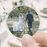 Berichten Foto & Elegant White Script Hartelijk da Ronde Sticker<br><div class="desc">Voeg een elegant gepersonaliseerde aanraking aan bruiloft toe dank u kaarten en de voordelen van de receptiepartij met deze douanefotofoons rond stickers/envelopzegels. Afbeelding, de namen van een paar, datum en hart zijn allemaal eenvoudig aan te passen. (AFBEELDING PLACEMENT TIP: Een gemakkelijke manier om een foto precies te centreren hoe u...</div>