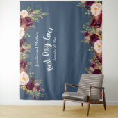 Berichten Foto Prop Waterverf Burgundy Floral Blue Wandkleed (In situ)