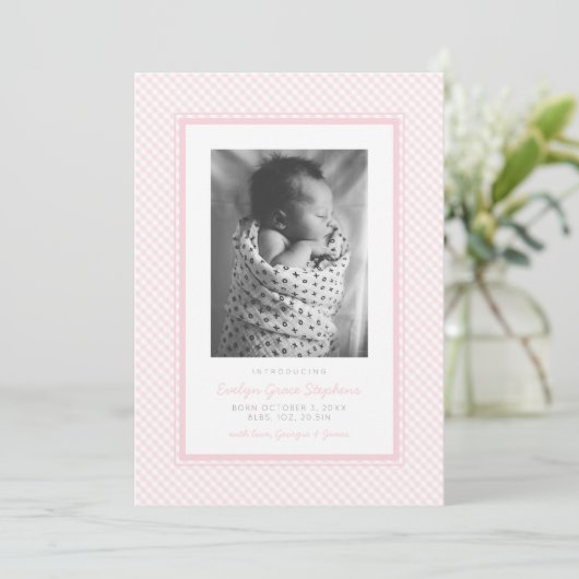 Berichten over de geboorte van roze gingham aankondiging (Staand voorkant)