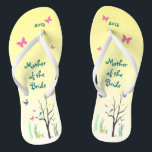 Berichtenmoeder van de Bride-Teenslippers Teenslippers<br><div class="desc">Kies deze  Moeder van de teenslippers van de Bride voor een speciale bruiloft.  De vogels worden in de boom geperst,  de vlinders hoven,  een eend waddles in het gras. Er is een mooie gele achtergrond.  Pas tekst voor uw speciale gebeurtenis aan.</div>