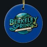 Berkeley Springs Illustratie Reizen Logo Keramisch Ornament<br><div class="desc">Berkeley Springs retro vector reisontwerp. Berkeley Springs,  gelegen in de bergen van West Virginia,  heeft bezoekers aangetrokken tot zijn natuurlijke warmwaterbronnen en unieke,  artistieke cultuur.</div>