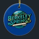 Berkeley Springs Illustratie Reizen Logo Keramisch Ornament<br><div class="desc">Berkeley Springs retro vector reisontwerp. Berkeley Springs,  gelegen in de bergen van West Virginia,  heeft bezoekers aangetrokken tot zijn natuurlijke warmwaterbronnen en unieke,  artistieke cultuur.</div>