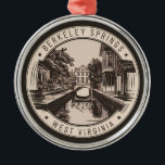 Berkeley Springs West Virginia Illustratie Badge Metalen Ornament<br><div class="desc">Berkeley Springs retro vector reisontwerp. Berkeley Springs,  gelegen in de bergen van West Virginia,  heeft bezoekers aangetrokken tot zijn natuurlijke warmwaterbronnen en unieke,  artistieke cultuur.</div>