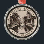 Berkeley Springs West Virginia Illustratie Badge Metalen Ornament<br><div class="desc">Berkeley Springs retro vector reisontwerp. Berkeley Springs,  gelegen in de bergen van West Virginia,  heeft bezoekers aangetrokken tot zijn natuurlijke warmwaterbronnen en unieke,  artistieke cultuur.</div>