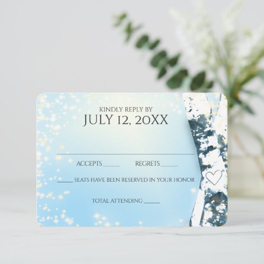 Berken Bomen en Sparkle Sky Blue Bruiloft RSVP Kaartje (Staand voorkant)