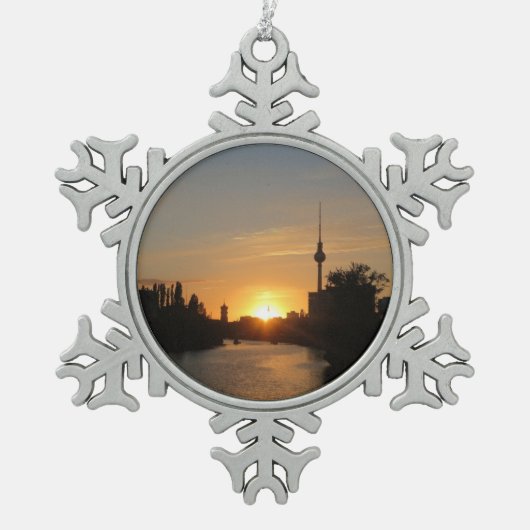 Berlijn Duitsland Skyline Night Fernsehturm Tin Sneeuwvlok Ornament (Voorkant)