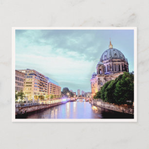 Berlijnse kathedraal aan de Spree-rivier 's nachts Briefkaart