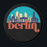 Berlin Duitsland City Skyline  Cityscape Magneet<br><div class="desc">en retro-stadsplan met prachtige skyline, toeristische attractie en cityscape art. Koelwolkenkrabber en bouwartikelen voor silhouette-illustratie voor toeristen en reizigers. Perfect als souvenir om terug naar huis te brengen wanneer je over de hele wereld reist. Bespaar de herinnering aan uw reis en vakantie met familie en vrienden. De achtergrondkleur kan aan...</div>