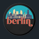 Berlin Duitsland City Skyline  Cityscape Magneet<br><div class="desc">en retro-stadsplan met prachtige skyline, toeristische attractie en cityscape art. Koelwolkenkrabber en bouwartikelen voor silhouette-illustratie voor toeristen en reizigers. Perfect als souvenir om terug naar huis te brengen wanneer je over de hele wereld reist. Bespaar de herinnering aan uw reis en vakantie met familie en vrienden. De achtergrondkleur kan aan...</div>