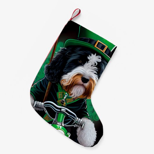 Bernedoodle Dog fiets St. Patrick's Day Kleine Kerstsok (Voorkant (Hangend))