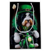 Bernedoodle Dog fiets St. Patrick's Day Medium Cadeauzakje (Voorkant)