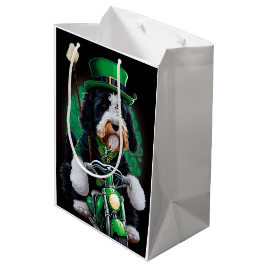 Bernedoodle Dog fiets St. Patrick's Day Medium Cadeauzakje (Achterkant Gekanteld)
