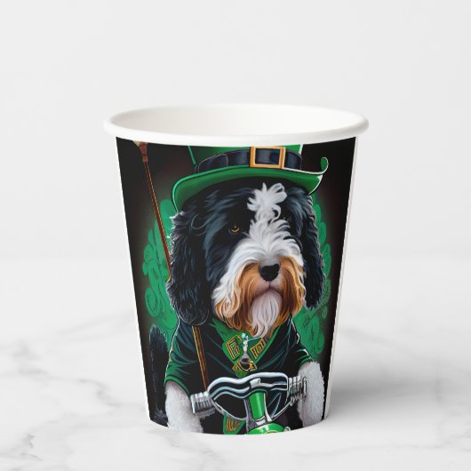 Bernedoodle Dog fiets St. Patrick's Day Papieren Bekers (Achterkant)