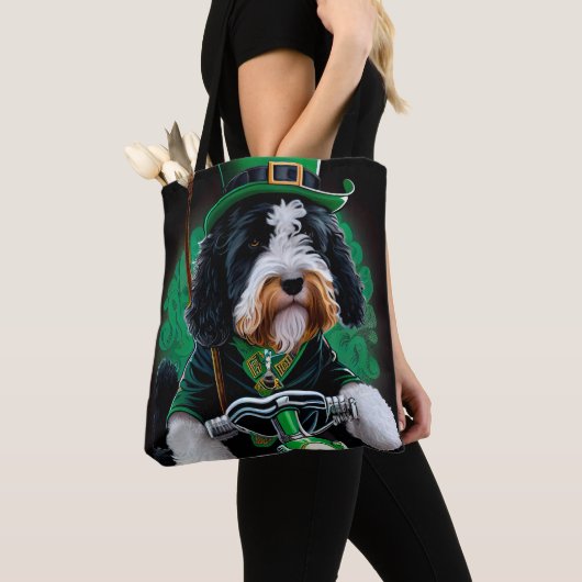 Bernedoodle Dog fiets St. Patrick's Day Tote Bag (Dichtbij)