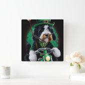 Bernedoodle Dog fiets St. Patrick's Day Vierkante Klok (Huis)