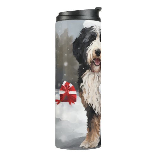 Bernedoodle-hond in de sneeuw Kerstmis  Thermosbeker (Gedraaid links)