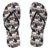 Bernedoodle-hond in de sneeuw met Kerstmis Teenslippers (Voetbed)