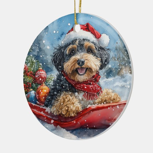 Bernedoodle Hond in Sledge Laat het Sneeuw Kerstmi Keramisch Ornament (Links)