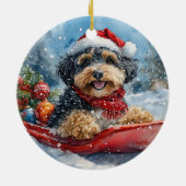 Bernedoodle Hond in Sledge Laat het Sneeuw Kerstmi Keramisch Ornament (Achterkant)