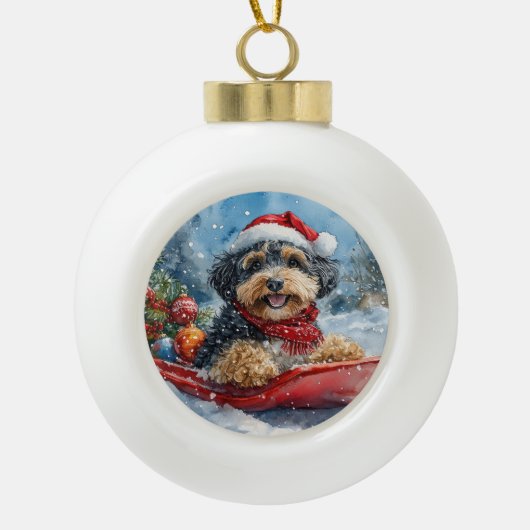Bernedoodle Hond in Sledge Laat het Sneeuw Kerstmi Keramische Bal Ornament (Voorkant)