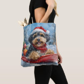 Bernedoodle Hond in Sledge Laat het Sneeuw Kerstmi Tote Bag (Dichtbij)