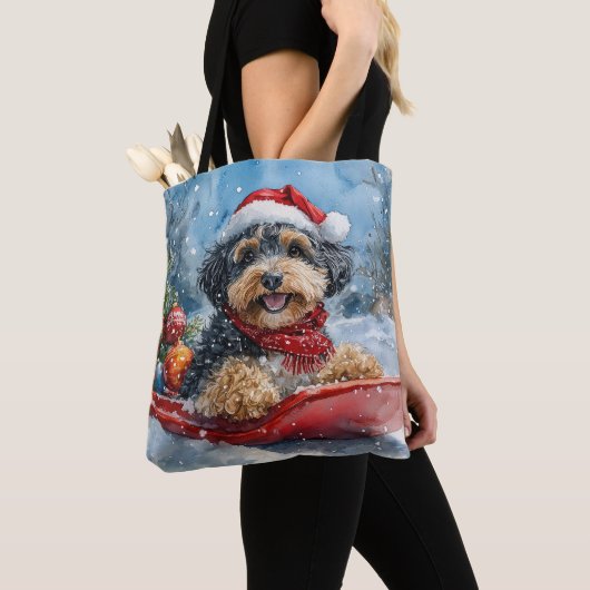 Bernedoodle Hond in Sledge Laat het Sneeuw Kerstmi Tote Bag (Dichtbij)