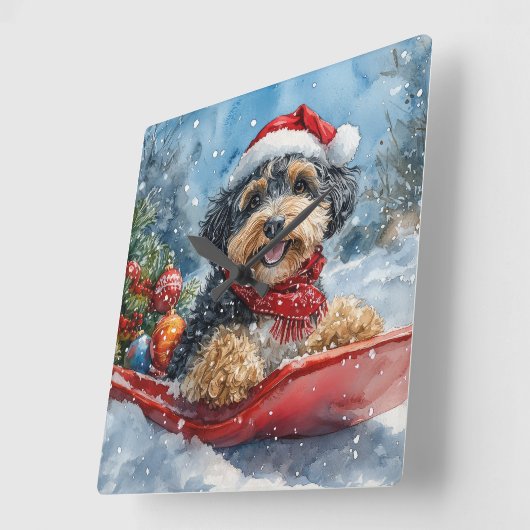 Bernedoodle Hond in Sledge Laat het Sneeuw Kerstmi Vierkante Klok (Hoek)