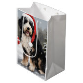 Bernedoodle Hond in Sneeuw Kerstmis Medium Cadeauzakje (Voorkant Gekanteld)