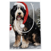 Bernedoodle Hond in Sneeuw Kerstmis Medium Cadeauzakje (Voorkant)