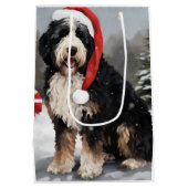 Bernedoodle Hond in Sneeuw Kerstmis Medium Cadeauzakje (Achterkant)