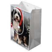 Bernedoodle Hond in Sneeuw Kerstmis Medium Cadeauzakje (Achterkant Gekanteld)