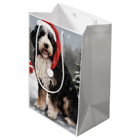 Bernedoodle Hond in Sneeuw Kerstmis Medium Cadeauzakje (Achterkant Gekanteld)