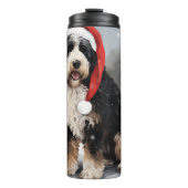 Bernedoodle Hond in Sneeuw Kerstmis Thermosbeker (Voorkant)