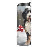 Bernedoodle Hond in Sneeuw Kerstmis Thermosbeker (Gedraaid links)