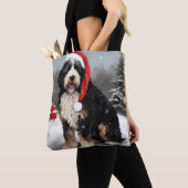 Bernedoodle Hond in Sneeuw Kerstmis Tote Bag (Dichtbij)
