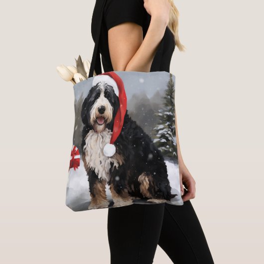 Bernedoodle Hond in Sneeuw Kerstmis Tote Bag (Dichtbij)