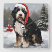 Bernedoodle Hond in Sneeuw Kerstmis Vierkante Klok (Voorkant)