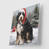 Bernedoodle Hond in Sneeuw Kerstmis Vierkante Klok (Hoek)