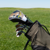 Bernedoodle hond met geel golf pet golfheadcover (Insitu)