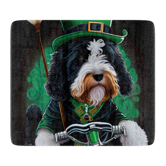 Bernedoodle hond rijdt fiets St. Patrick's Day Snijplank (Voorkant)