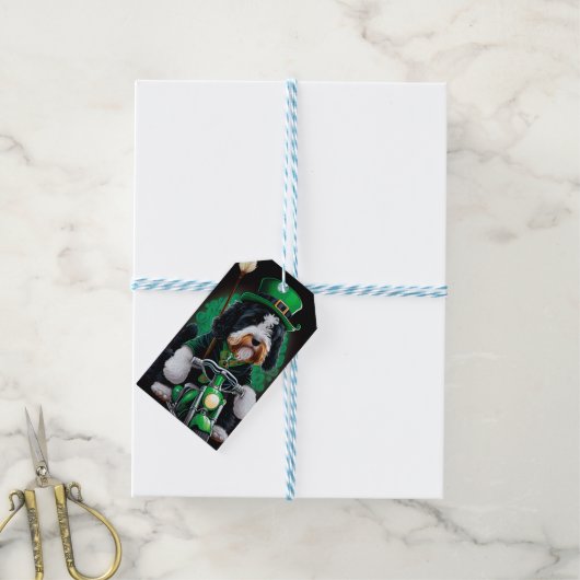Bernedoodle hond rijdt op fiets St. Patrick's Day Cadeaulabel (Met Touw)
