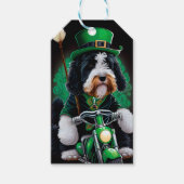 Bernedoodle hond rijdt op fiets St. Patrick's Day Cadeaulabel (Voorkant)
