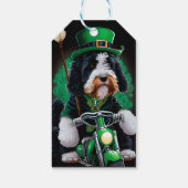 Bernedoodle hond rijdt op fiets St. Patrick's Day Cadeaulabel (Achterkant)