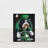 Bernedoodle-hond rijdt op fiets St. Patrick's Day Kaart (Voorkant)