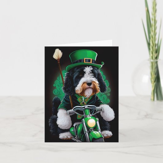 Bernedoodle-hond rijdt op fiets St. Patrick's Day Kaart (Voorkant)