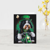 Bernedoodle-hond rijdt op fiets St. Patrick's Day Kaart (Gele Bloem)